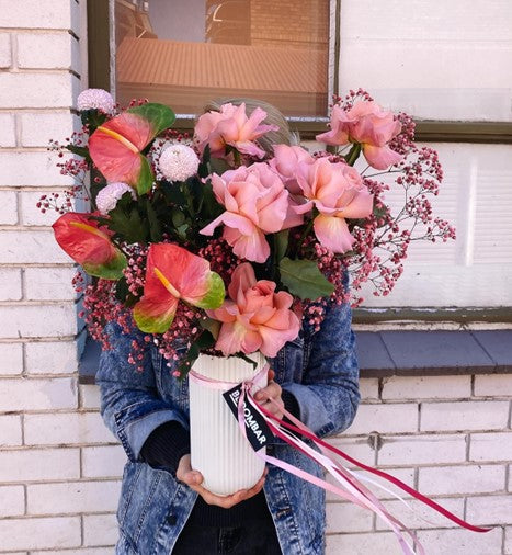 how to put flowers in a vase